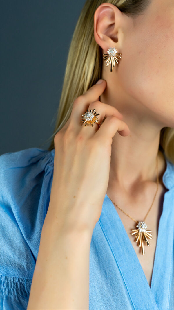 Elegant Gold Sunburst Pendant — изображение 2